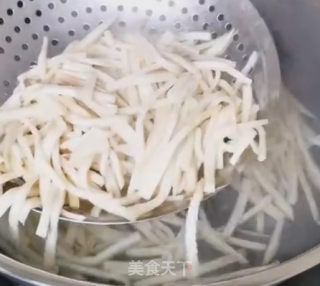 杏鲍菇炒肉的做法步骤：2
