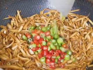 杏鲍菇炒肉的做法步骤：4
