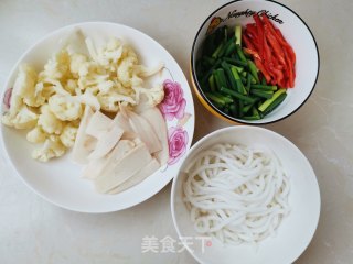 蒜苔杏鲍菇炒菜花的做法步骤：1