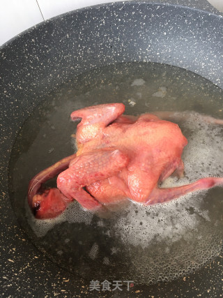 香菇炖鸽子的做法步骤：1