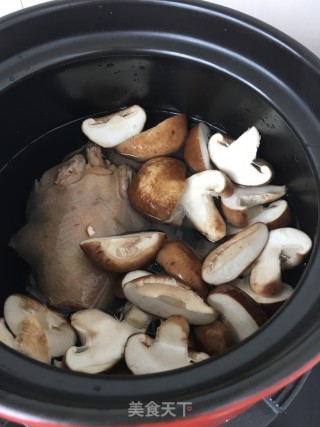香菇炖鸽子的做法步骤：9