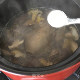 香菇炖鸽子的做法步骤：10