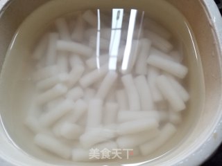 猪骨浓汤年糕的做法步骤：2