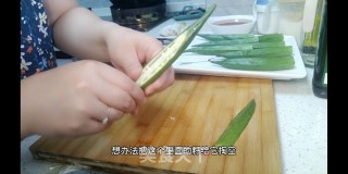 秋葵酿虾滑，乘风破浪会有时的做法步骤：3