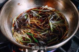 清蒸鲈鱼的家常做法，鱼肉滑嫩鲜美，上桌就抢光的做法步骤：4