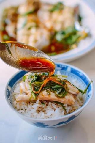 清蒸鲈鱼的家常做法，鱼肉滑嫩鲜美，上桌就抢光的做法步骤：8