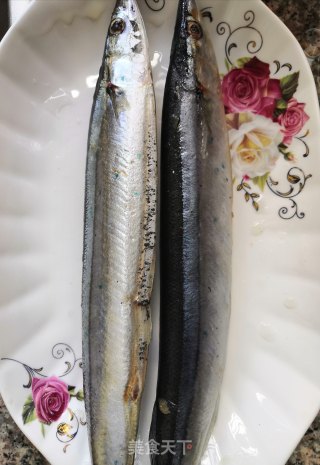 豆酱蒸秋刀鱼的做法步骤：1