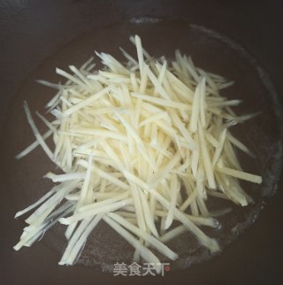 土豆鸡蛋盘丝饼的做法步骤：3