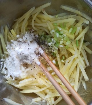 土豆鸡蛋盘丝饼的做法步骤：5