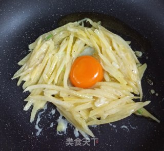 土豆鸡蛋盘丝饼的做法步骤：7