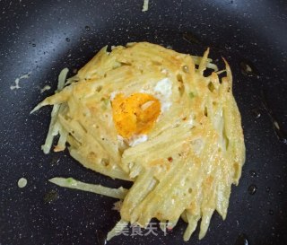 土豆鸡蛋盘丝饼的做法步骤：8
