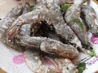 香酥椒盐虾的做法步骤：3