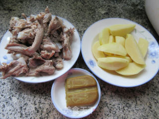 咖喱土豆鸭锁骨的做法步骤：1