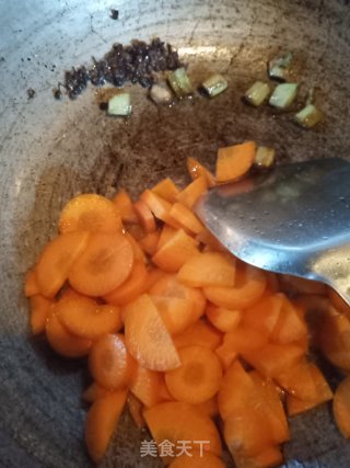 蔬菜鸡肉丁的做法步骤：2