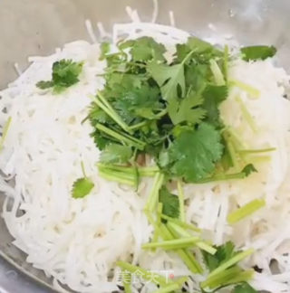 开胃萝卜丝的做法步骤：2
