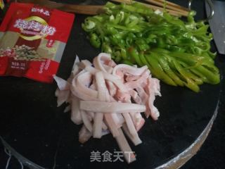 猪皮焖青椒的做法步骤：1