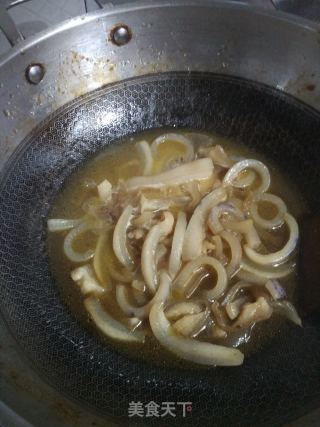 猪皮焖青椒的做法步骤：3