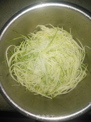 凉拌西葫芦丝的做法步骤：1