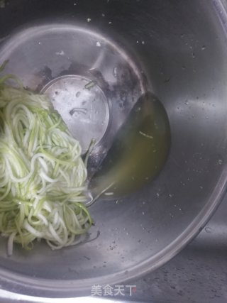凉拌西葫芦丝的做法步骤：3