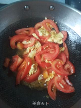 西红柿鸡蛋龙须面的做法步骤：2