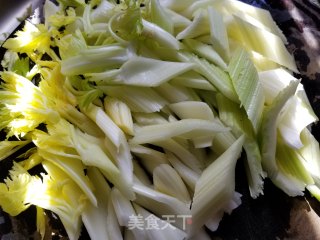胡萝卜山药炒西芹的做法步骤：2