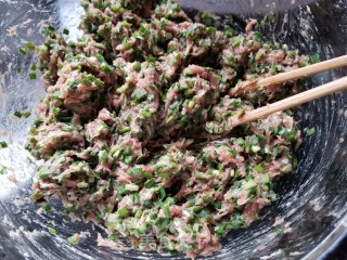 韭菜猪肉馄饨面的做法步骤：1