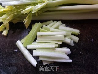 木耳拌西芹的做法步骤：2