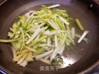 木耳拌西芹的做法步骤：5