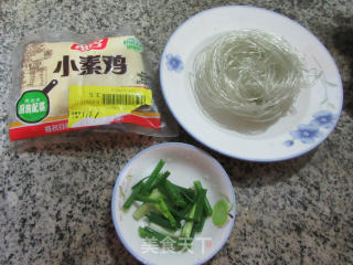 小素鸡煮红薯粉条的做法步骤：1