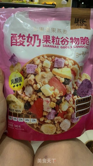 果粒谷物脆拌酸奶的做法步骤：1