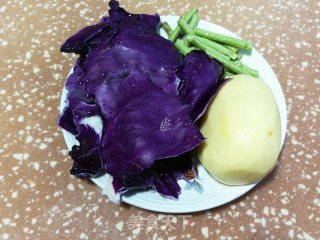 紫甘蓝炒土豆的做法步骤：1