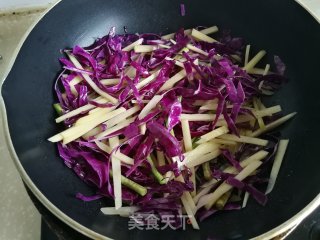 紫甘蓝炒土豆的做法步骤：3