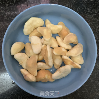 菱角薏米排骨汤的做法步骤：1