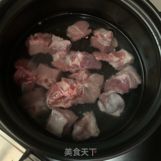 菱角薏米排骨汤的做法步骤：3