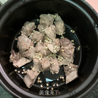 菱角薏米排骨汤的做法步骤：4