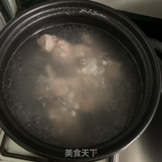 菱角薏米排骨汤的做法步骤：6