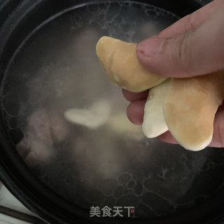 菱角薏米排骨汤的做法步骤：7