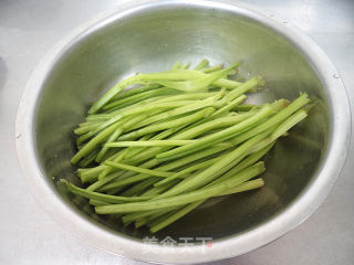 山药炒菠菜茎的做法步骤：1