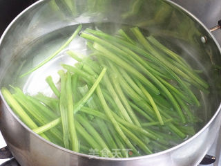 山药炒菠菜茎的做法步骤：3