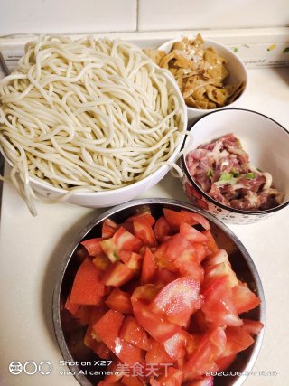 肉丝豆腐皮炒面的做法步骤：1