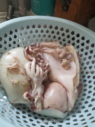 孜然烧鱿鱼的做法步骤：1