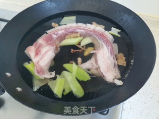 脆皮五花肉的做法步骤：1