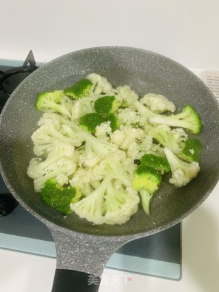 辣椒炒双花的做法步骤：1