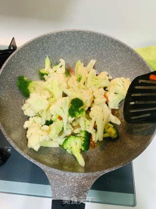 辣椒炒双花的做法步骤：4