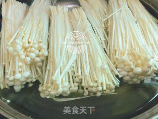 凉拌金针菇菠菜的做法步骤：2
