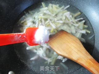 五花肉羊尾笋汤的做法步骤：5