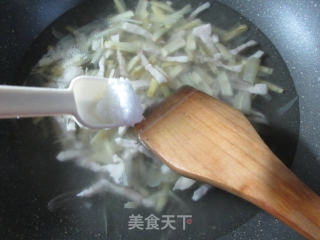 五花肉羊尾笋汤的做法步骤：6
