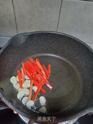 香肠黑木耳炒蒜薹的做法步骤：2