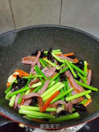 香肠黑木耳炒蒜薹的做法步骤：4