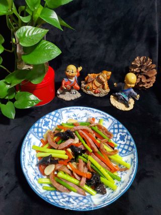 香肠黑木耳炒蒜薹的做法步骤：5